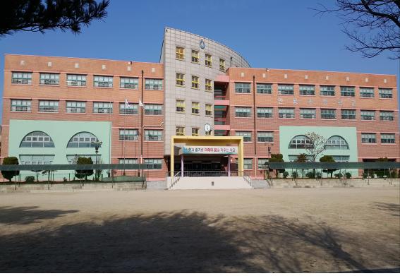 안룡초등학교.jpg
